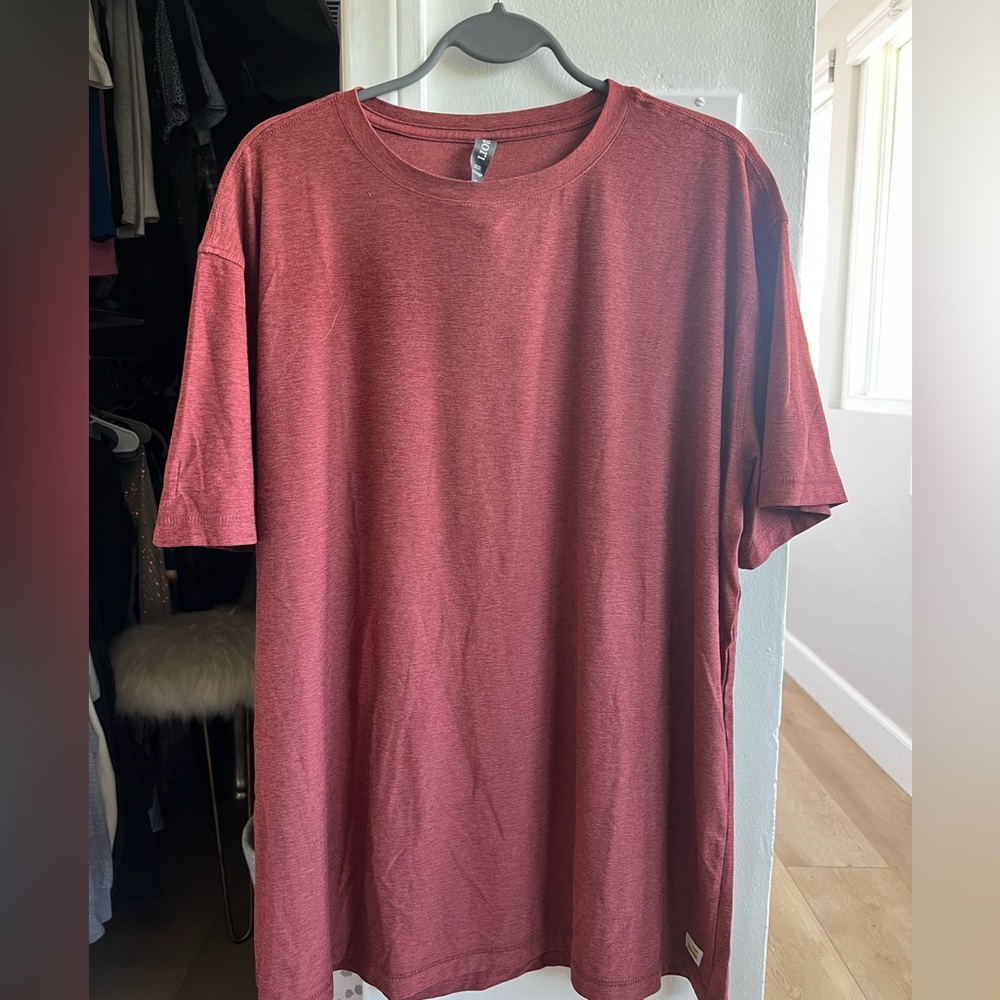 NWOT Men’s Vuori XXL T-shirt Red, super soft